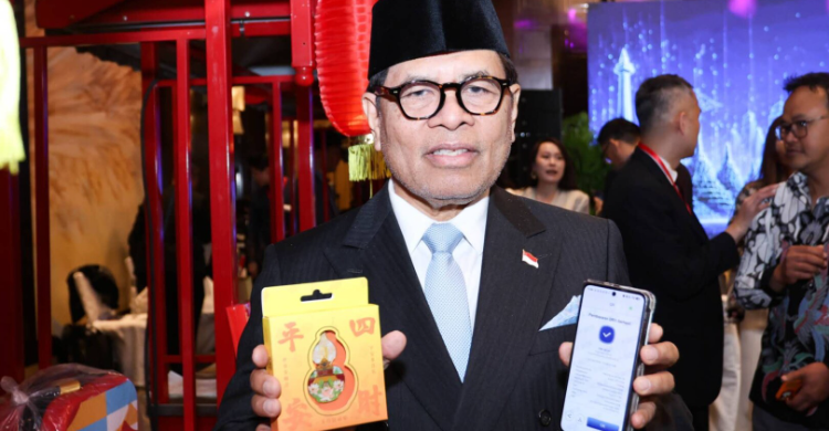 Dubes Djauhari Oratmangun Coba Transaksi Pakai QRIS Di Beijing