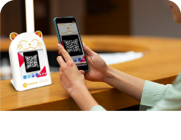 用户正在扫描支付终端上的二维码